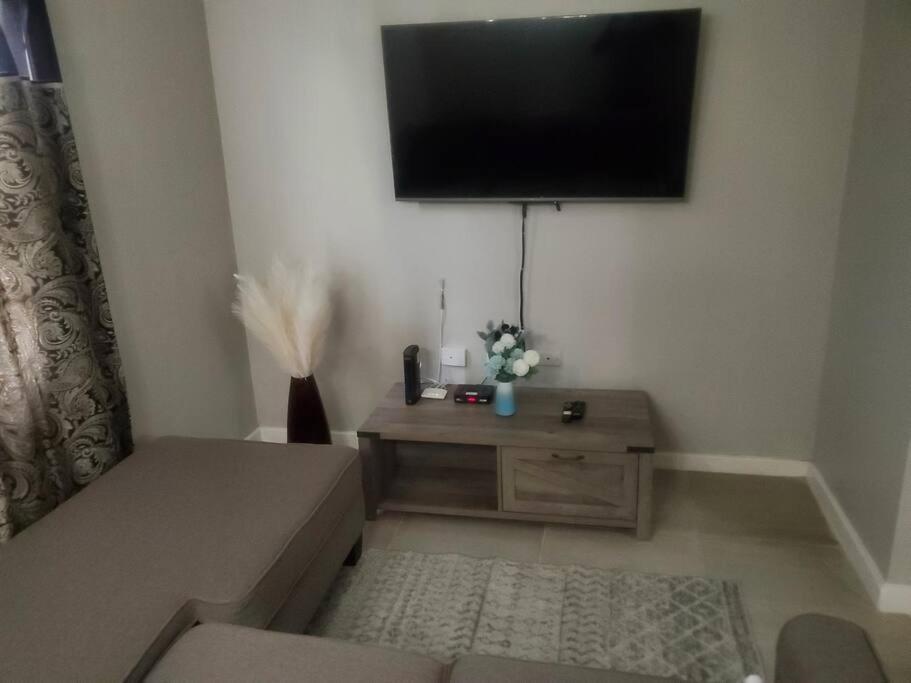 Modern Apartment At The Worthington Кингстон Экстерьер фото