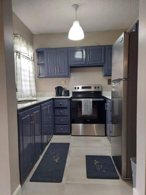 Modern Apartment At The Worthington Кингстон Экстерьер фото
