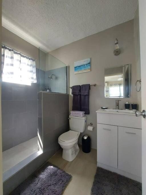Modern Apartment At The Worthington Кингстон Экстерьер фото