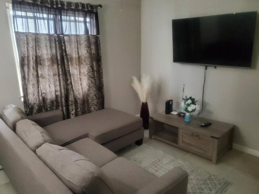 Modern Apartment At The Worthington Кингстон Экстерьер фото