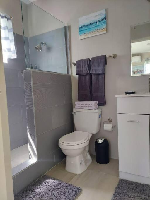 Modern Apartment At The Worthington Кингстон Экстерьер фото