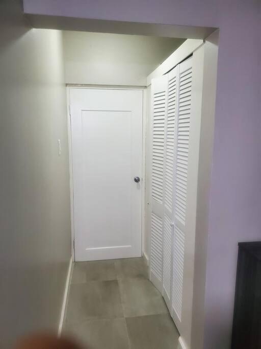 Modern Apartment At The Worthington Кингстон Экстерьер фото
