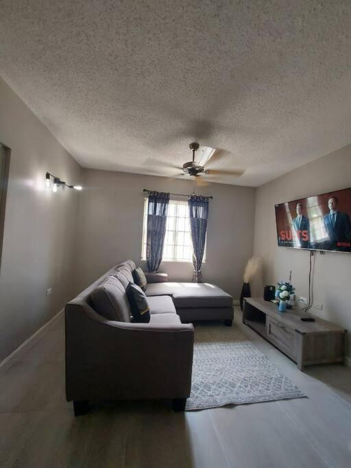 Modern Apartment At The Worthington Кингстон Экстерьер фото