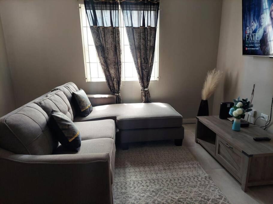 Modern Apartment At The Worthington Кингстон Экстерьер фото