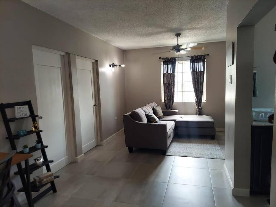 Modern Apartment At The Worthington Кингстон Экстерьер фото